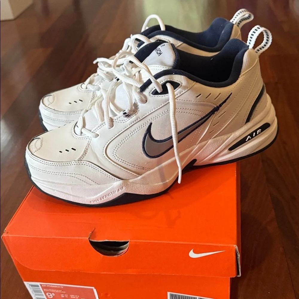 Nike Air Monarch IV Size 9.5
